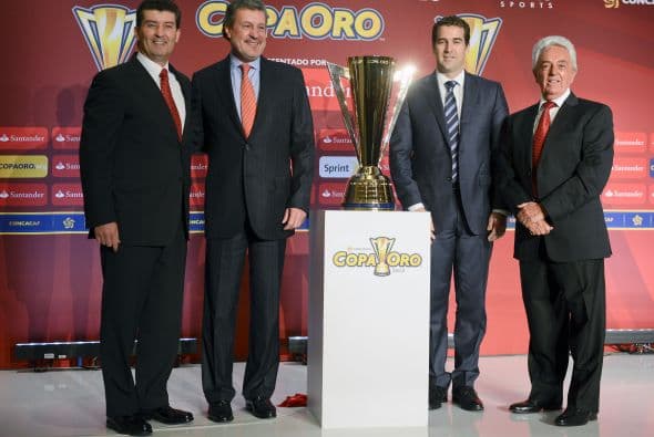 Además en el 2013 la selección tuvo un par de fracasos. Se quedó en la primera ronda en la Confederaciones de Brasil, con dos derrotas y un triunfo; y posteriormente fue eliminado por Panamá en cuartos de final de la Copa Oro.