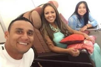 Keylor Navas y su familia contentos con el fichaje del portero con el Real Madrid.  