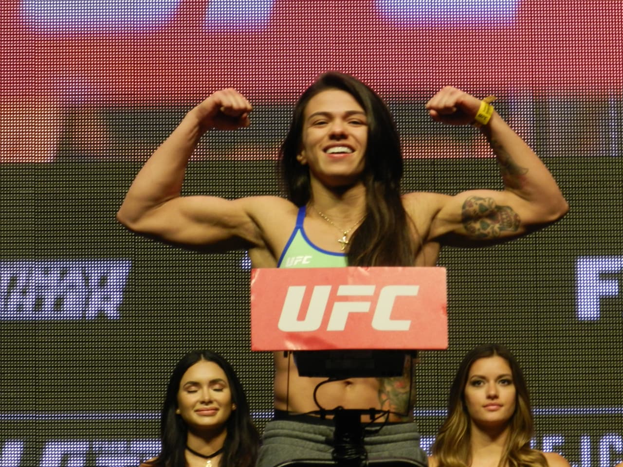 Claudia Gadelha 115 libras.