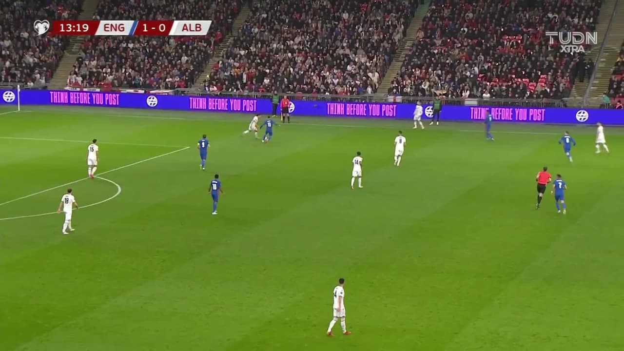 ¡TIRO ATAJADO! disparo por Myrto Uzuni.