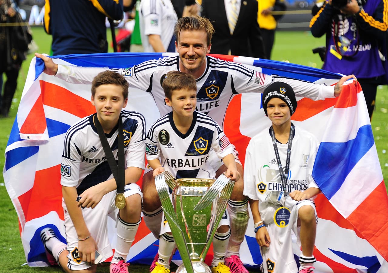 Beckham celebró su segundo título consecutivo con Los Angeles Galaxy al derrotar de nuevo en la definición del título a Houston Dynamo por 3-1 e igualar a DC United con cuatro campeonatos ganados en la MLS.