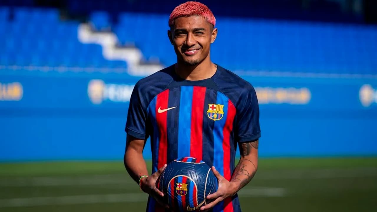 Reportan que Julián Araujo saldrá del Barcelona a préstamo