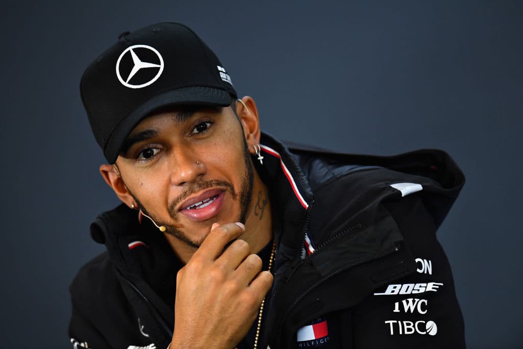 Así es como luce un hombre que está a una carrera de ser campeón de la Fórmula 1 por quinta vez en su carrera a los 33 años: Lewis Hamilton.
