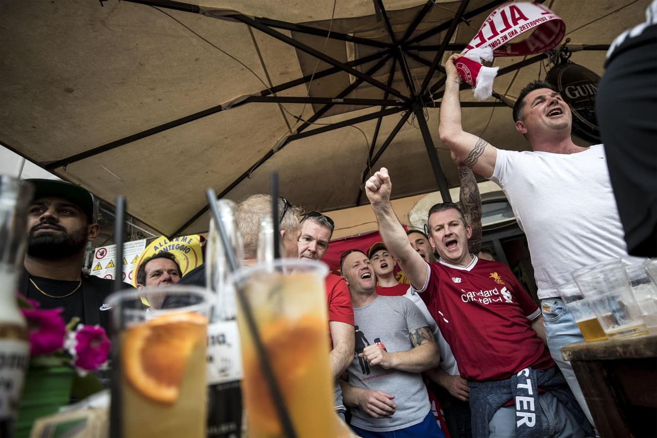Los aficionados del Liverpool se tomaron las calles de Roma y montaron una gran fiesta en la previa del partido de Champions League entre su equipo y la Loba. Familiares, amigos, recién conocidos, todos se unieron para teñir de rojo la capital italiana.
