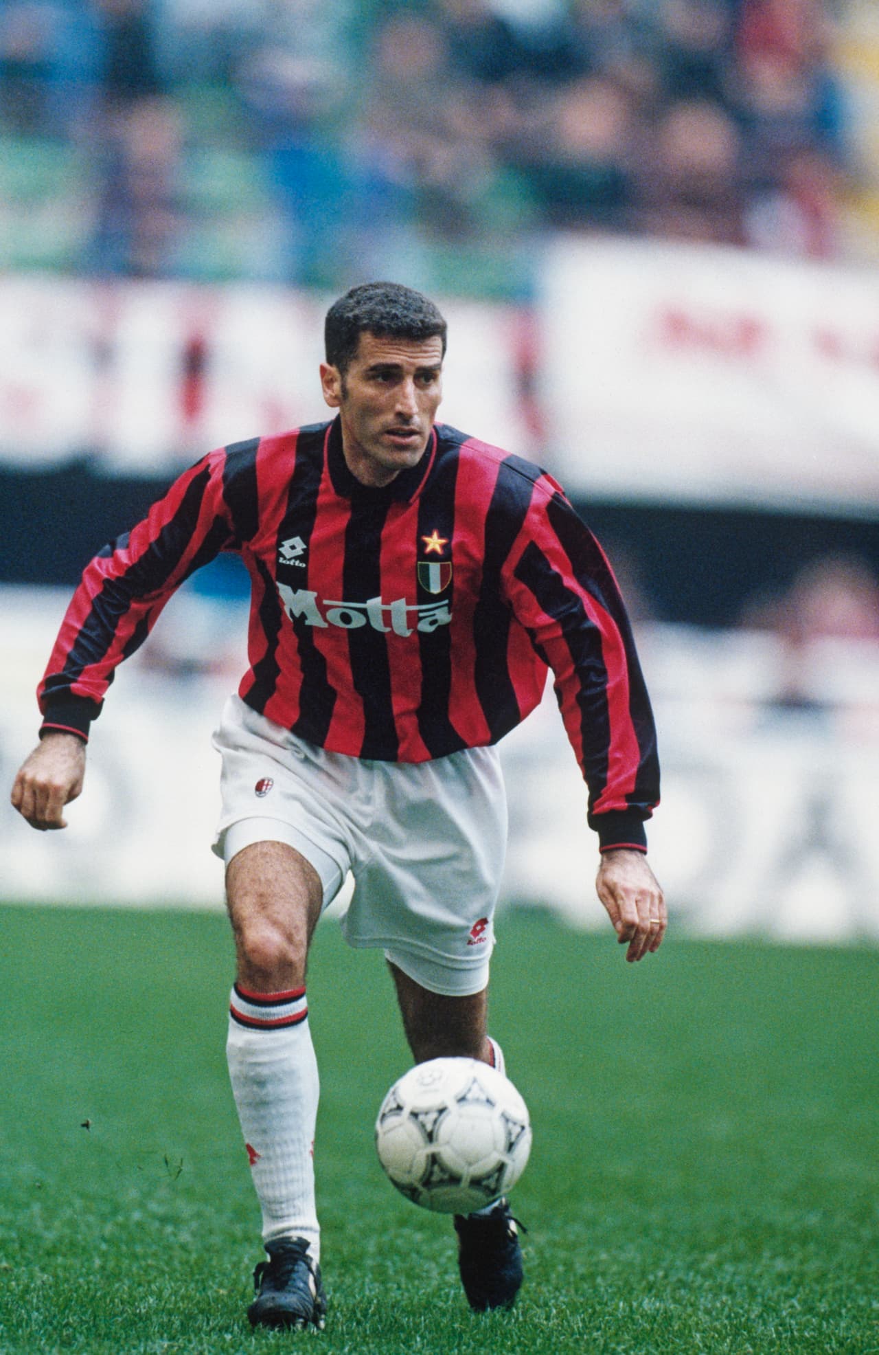 Aunque recordado por el codazo a Luis Enrique (en USA 94) que le llevó a 8 partidos de suspensión con la Nazionale, el italiano fue un célebre jugador del Milan. Allí ganó 12 títulos, restacando las 5 ligas, dos Champions y dos Intercontinentales.
