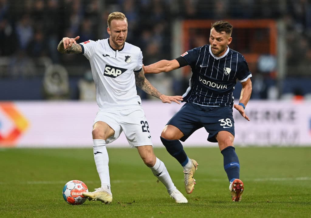 Bayern Munich le pega 2-1 al Freiburg, Stuttgar cae en casa 0-1 frente al Arminia Bielefeld, Bochum vence 2-0 al Hoffenheim y Wolfsburg le gana 1-0 frente al Augsburg.