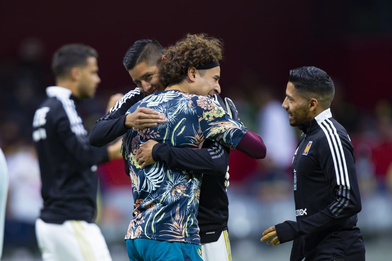 Rostros conocidos volvián a encontrarse en la cancha del Coloso de Santa Úrsula en medio de la tensa rivalidad que se había forjado en las gradas.