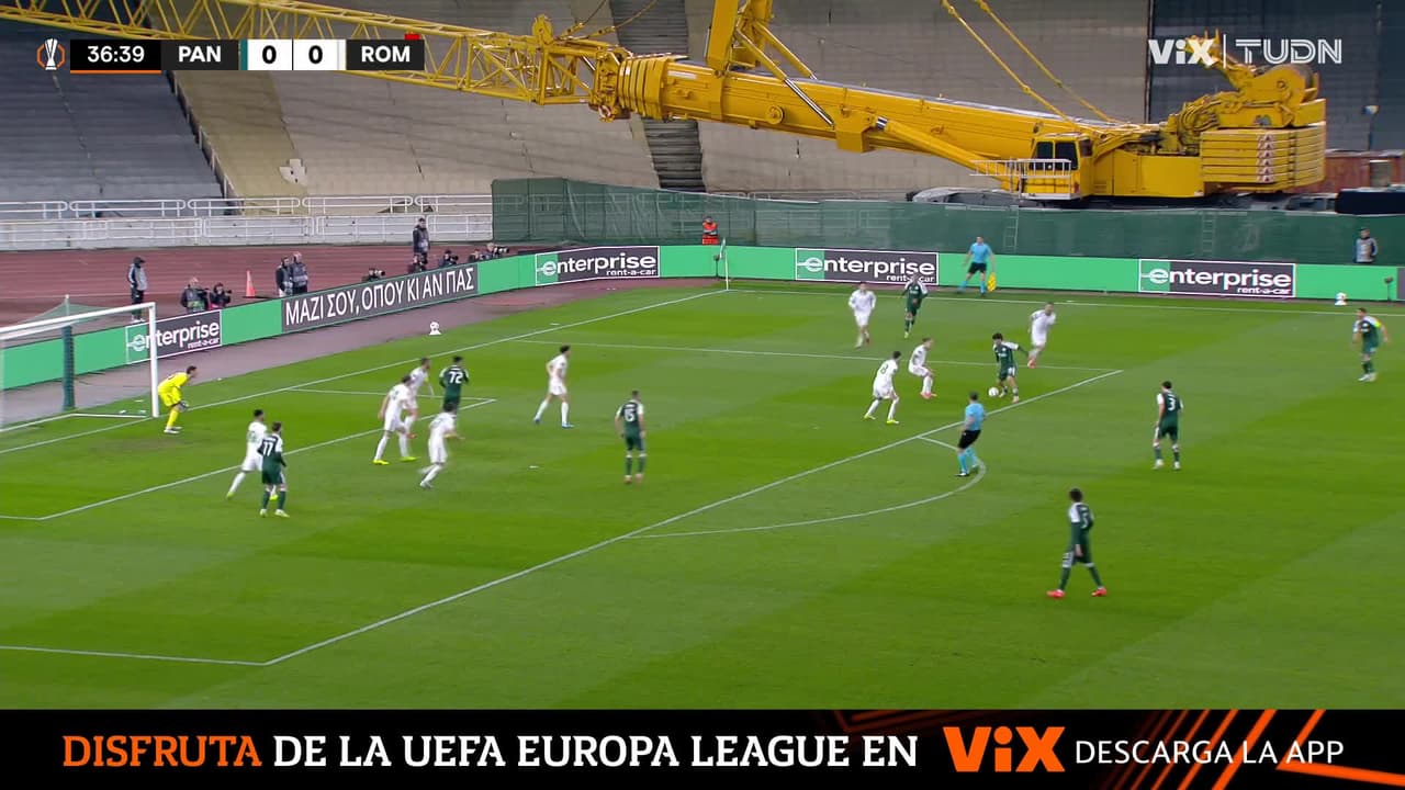 El poste le dice que no a Georgios Katris, el esférico terminó pegando en el travesaño