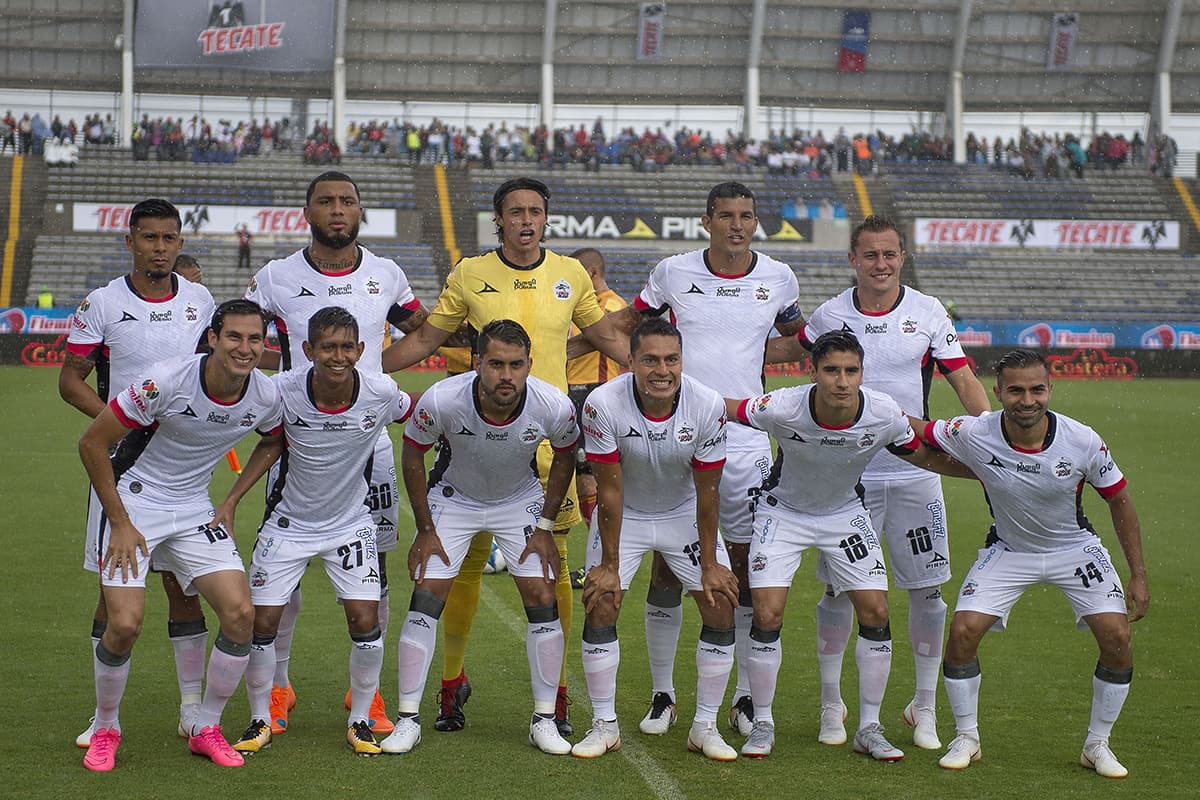 Los jugadores de Lobos BUAP posaron antes del inicio del partido.