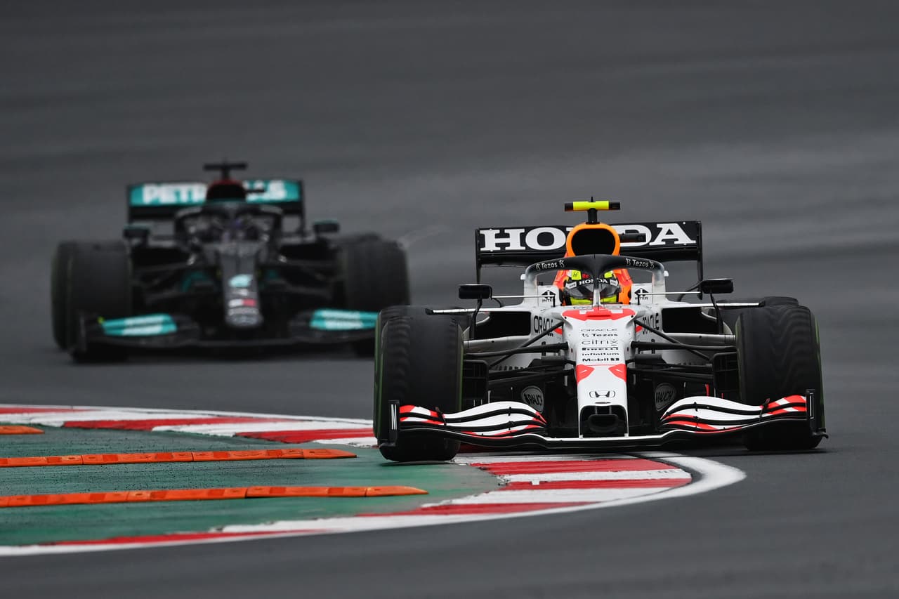 El Gran Premio de Turquia se lo llevó Mercedes Benz pero esta vez con Valtteri Bottas, quien compartió podio con los dos pilotos de Red Bull, Max Verstappen y Sergio Pérez. El mexicano logró hacer una carrera impecable, sin errores esta vez y, al fin, logró estar entre los tres primeros de la Formula 1. Lewis Hamilton quedó en quinto lugar.