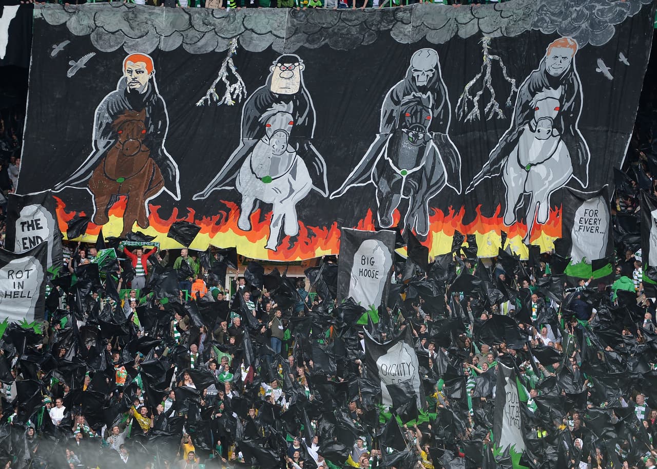 Esta también es de los hinchas del Celtic, aunque en alusión a los Cuatro Jinetes del Apocalipsis. Con esta manta, los del Celtic
<a href="www.univision.com/deportes/futbol/artur-boruc-el-arquero-catolico-que-si-provoco-la-ira-de-los-hinchas-rivales-fotos" target="_blank">se burlaron del archirrival Rangers</a>, que fue a la bancarrota en 2010.