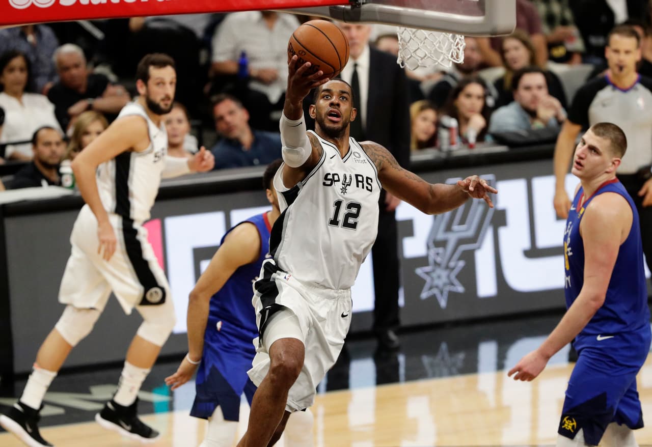 Para el estelar delantero de los Spurs LaMarcus Aldridge (12) el juego de esta noche fue el número 68 para él een Postemproada.