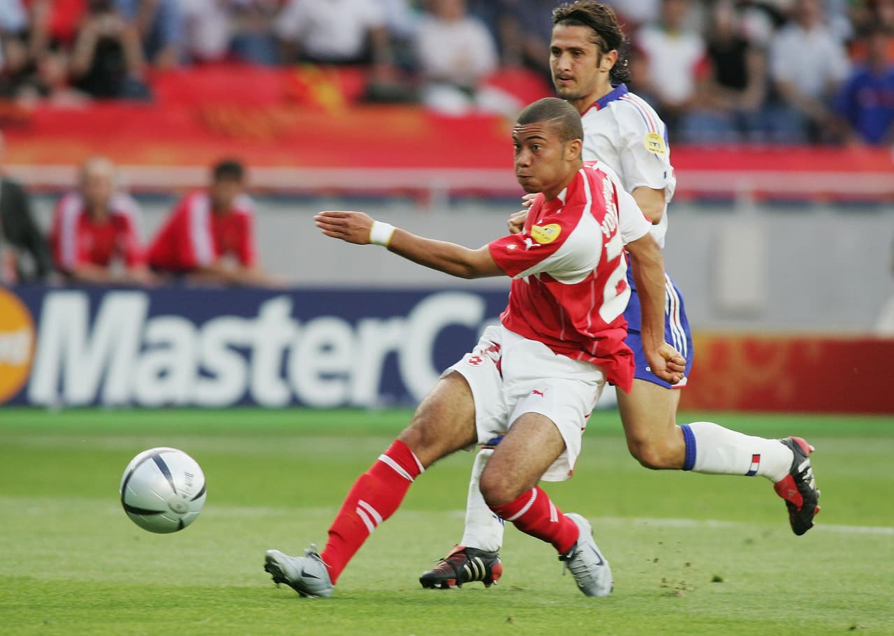 Johan Vonlanthen (Suiza) - el delantero colombiano, internacional con Suiza, se convirtió en el jugador más joven en marcar en una Eurocopa (Portugal 2004). El festejo llegó en el partido ante Francia con 18 años y 141 días.