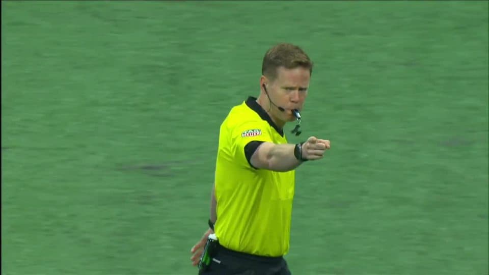 Arranca el partido y la pelota está en juego.