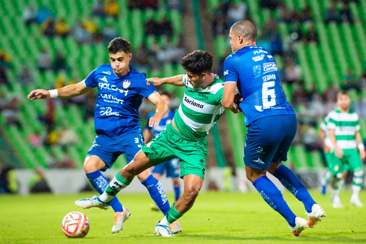 Los de casa se adelantaron en el marcador al final del primer tiempo con gol de Juan Brunetta. Minutos después del complemento, Diego Medina clavó el 2-0. En la recta final, Necaxa despertó con el tanto de Alexis Peña para maquilla el marcador final, pero Leo Suárez puso el 3-1 definitivo.