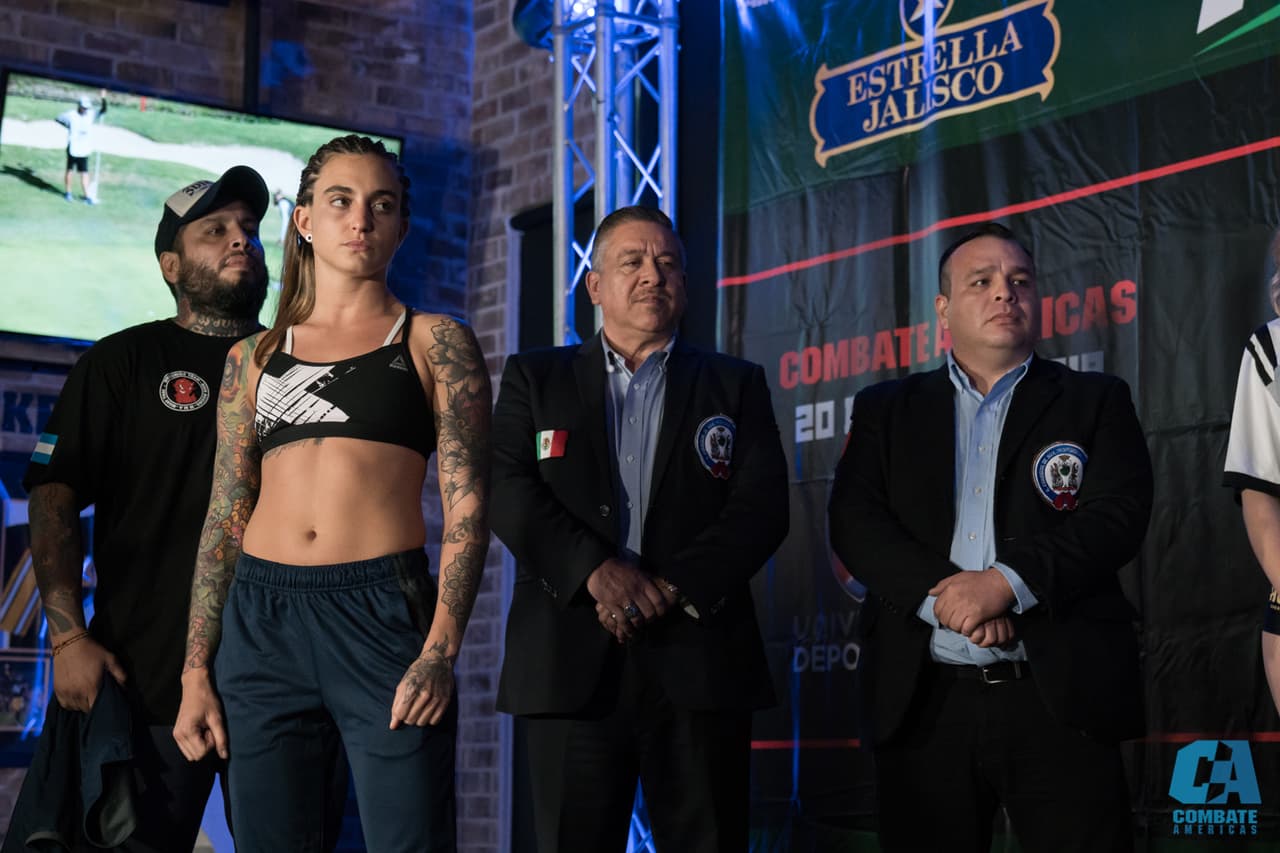 Las luchadoras Melissa Martínez e Ivanna Martinenghi pasaron la báscula en el Gimnasio de Nuevo León en donde se enfrentarán este viernes en el Combate Americas II de este 2018. Además, también pelearán Irene Cabello y Lezly Hinojosa Compean.