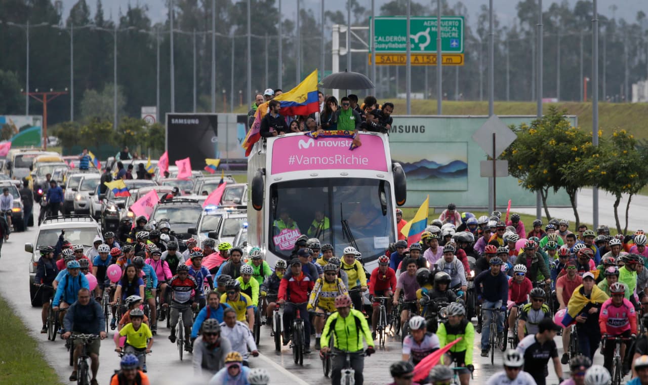 Carapaz no pudo contener la emoción durante los eventos y empezó a llorar ante los miles de fanáticos que abarrotaban el estadio.
