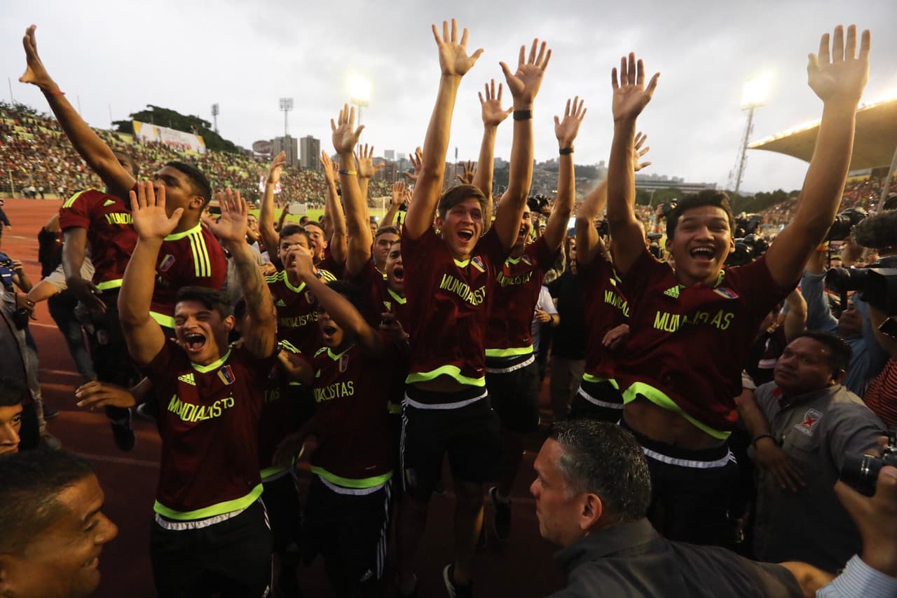 VEN123. CARACAS (VENEZUELA), 13/06/2017.- Jugadores de la selección Sub'20 de fútbol de Venezuela celebran durante un homenaje hoy, martes 13 de junio de 2017, en el estadio Olímpico Universitario en Caracas (Venezuela). Miles de venezolanos homenajearon este martes a los jugadores de la plantilla Sub'20 de su país, que obtuvo el subcampeonato en el Mundial de la categoría que se disputó hasta el pasado 11 de junio en Corea del Sur, con un multitudinario acto en el estadio Olímpico de la Universidad Central de Venezuela (UCV), en Caracas. EFE/Miguel Gutiérrez