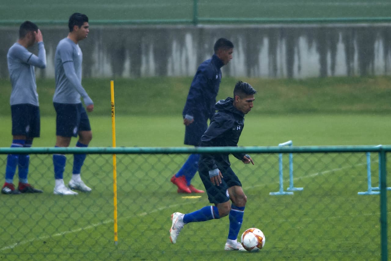 Cruz Azul no se detiene en medio del receso por los partidos de la fecha FIFA y ni la lluvia es motivo para que 
<i>La Máquina</i> se ajuste con miras a los retos de la Liguilla y su camino al título.