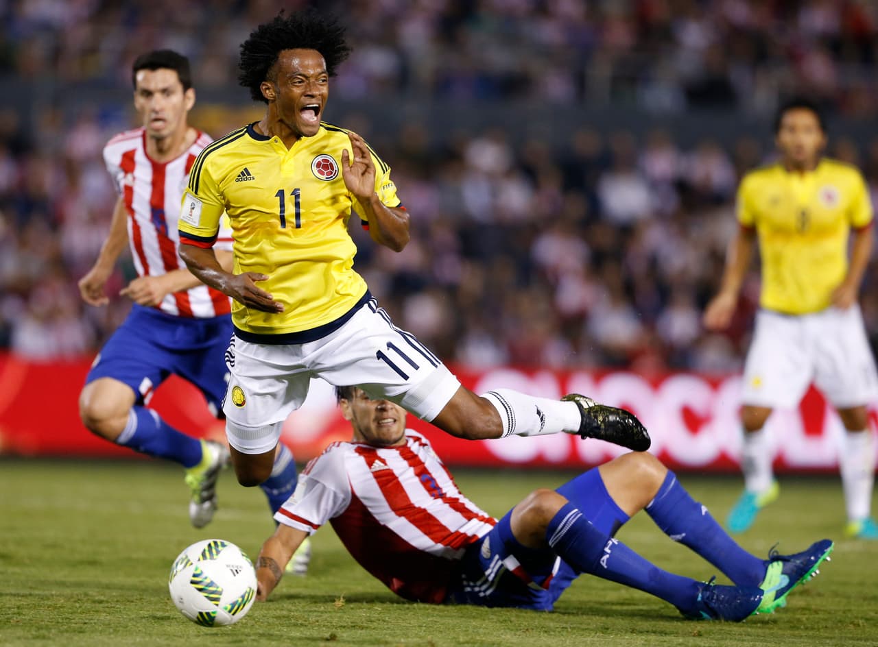 ASUNCION, PARAGUAY - OCTOBER 06: Juan Guillermo Cuadrado of Colombia fights for the ball with Gustavo Gomez of Paraguay during a match between Paraguay and Colombia as part of FIFA 2018 World Cup Qualifiers at Defensores del Chaco Stadium on October 06, 2016 in Asuncion, Paraguay. (Photo by Gabriel Rossi/LatinContent/Getty Images)