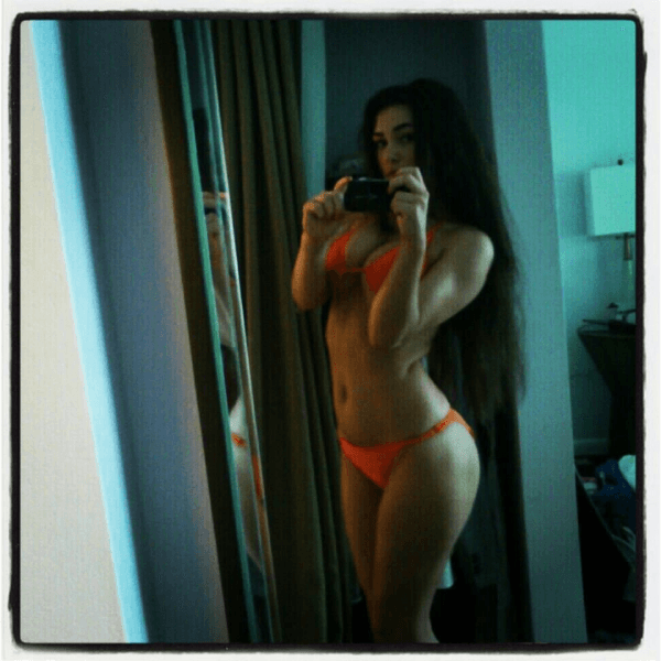 La británica que ha posado en decenas de revistas por su espectacular figura y belleza, ha declarado ser fanática del Manchester United, así que los jugadores de los Red Devils tienen una de las aficionadas más bellas del mundo.