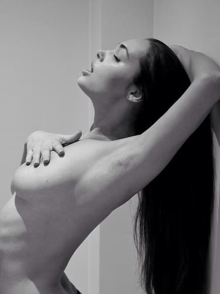 La británica que ha posado en decenas de revistas por su espectacular figura y belleza, ha declarado ser fanática del Manchester United, así que los jugadores de los Red Devils tienen una de las aficionadas más bellas del mundo.