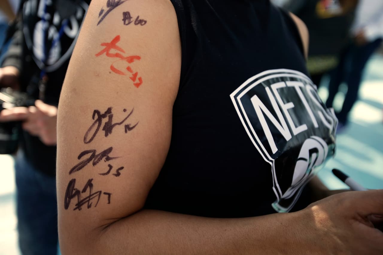 Desde muy temprano Rice tomó su lugar en un transporte especial donde se promocionaba los partidos de baloncesto.