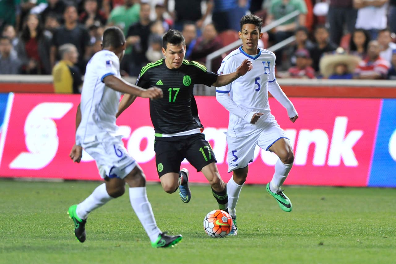 En su debut con el TRI vistió el número 17.