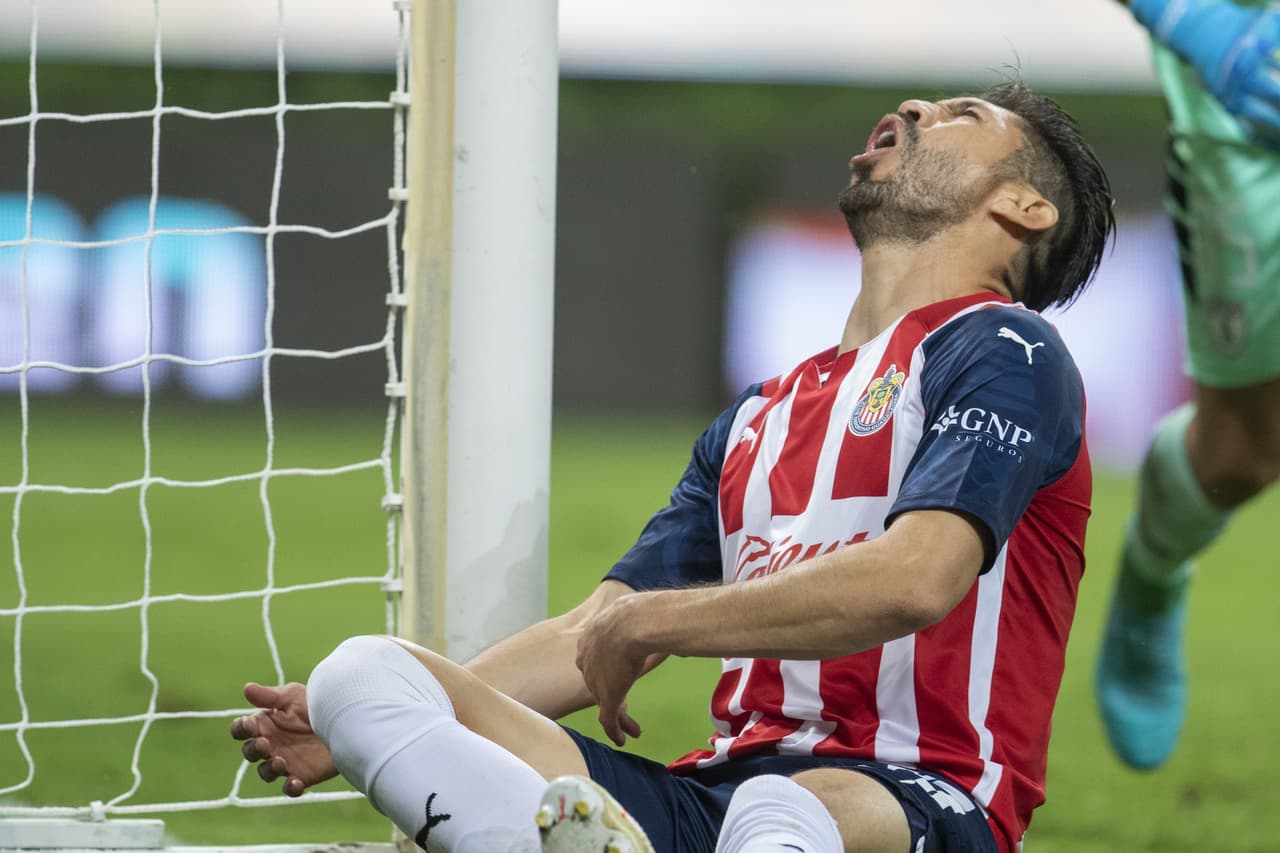 Oribe Peralta solo anotó dos goles en casi 40 partidos con Chivas.