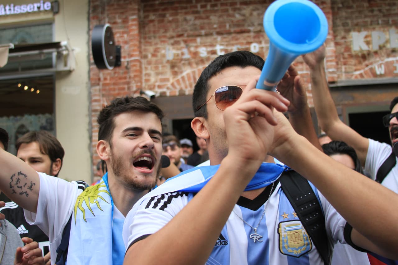 Algunos otros simplemente hicieron el ruido suficiente con trompetas, las mismas que están prohibidas en los estadios.