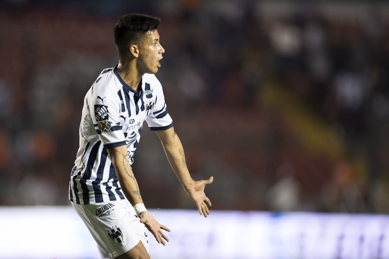 ¡De último minuto! El refuerzo de Rayados, Maximiliano Meza, recibió el esférico y pateó de larga distancia pero su tiro se incrustó en el ángulo, dicha acción sucedió en tiempo de compensación.