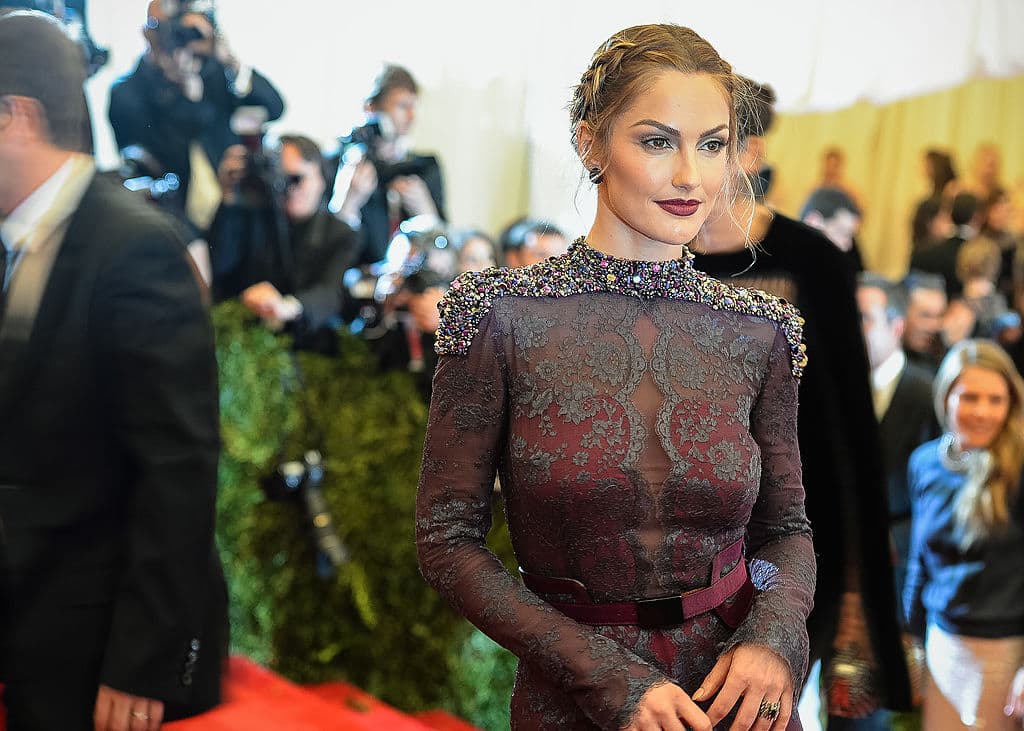 Al principio todo va bien y la relación es de respeto mutuo; pero llega un momento en que la situación da un giro radical: la recién llegada empieza a involucrar a Sara en una serie de hechos muy turbios que pondrán en peligro su vida.
<br>