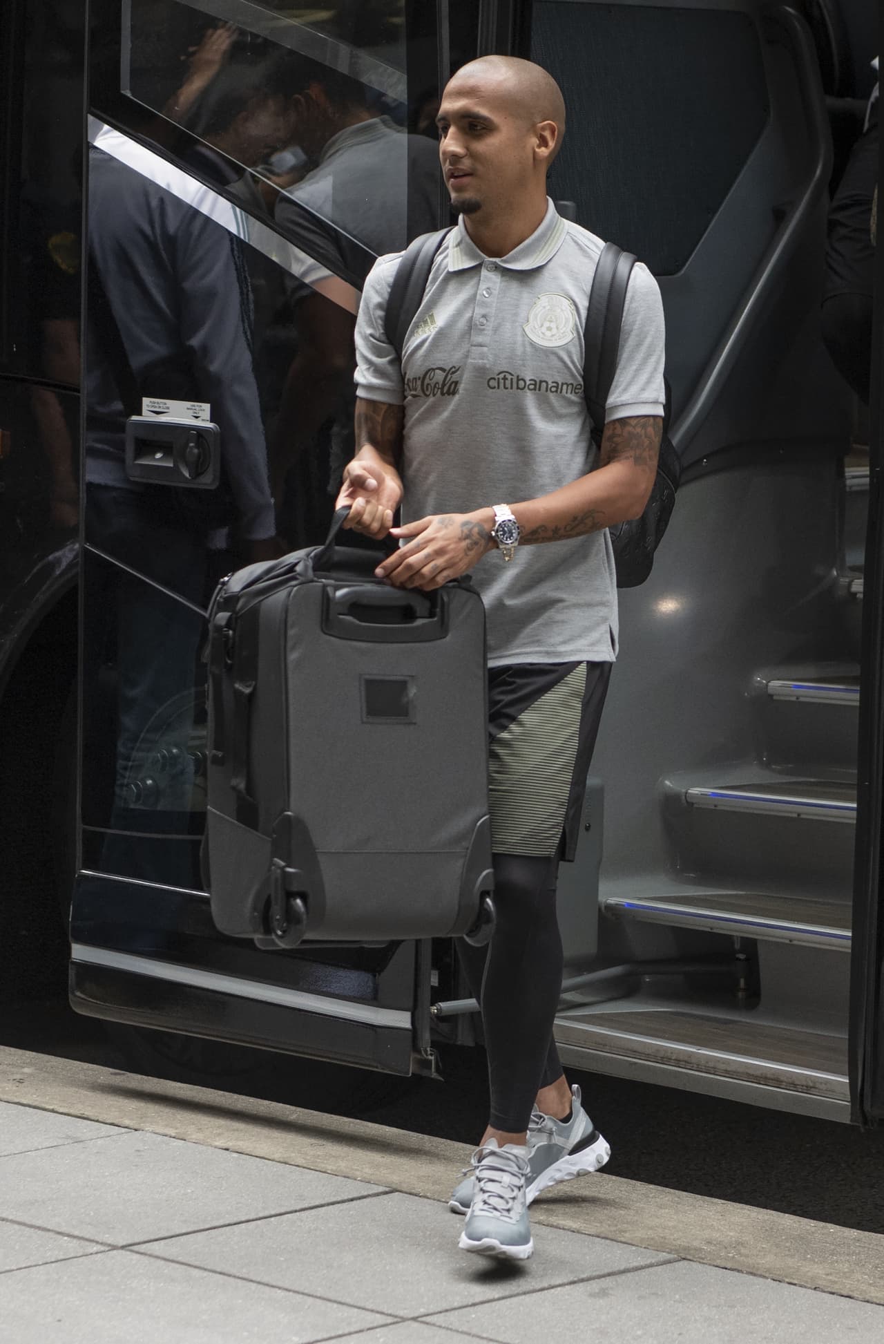 Los futbolistas de la Selección de México arribaron a la ciudad de Houston, donde el sábado entrante se medirán a la de Costa Rica para dirimir un boleto a las Semifinales de la Copa Oro 2019. Entre gritos, porras y mucho entusiasmo, la afición recibió de esta manera a los seleccionados mexicanos.