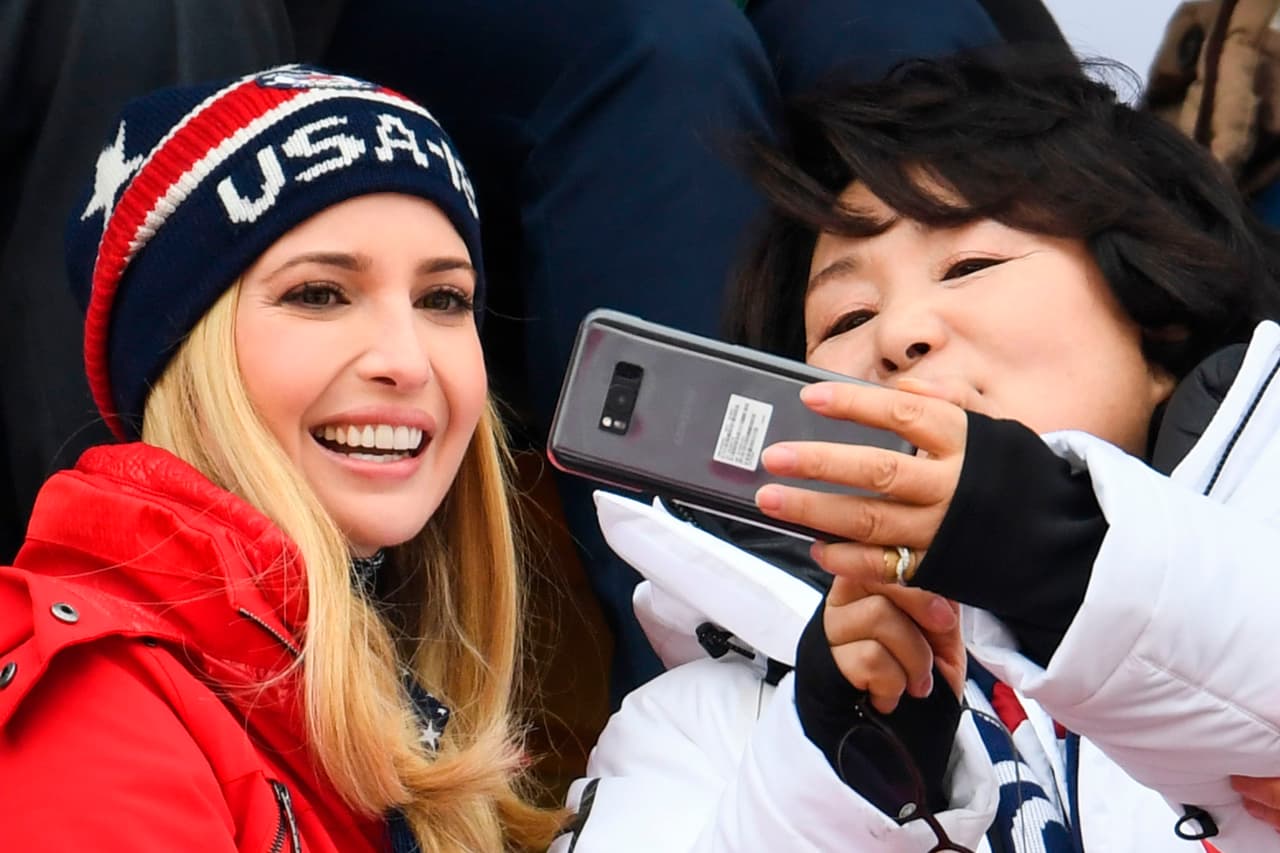 La hermosa Ivanka Trump, hija del presidente de Estados Unidos, Donald Trump, fue centro de atención en Pyeongchang 2018, donde brilló por su belleza y buen ánimo como espectadora y con los atletas.