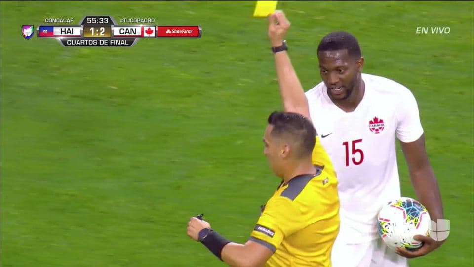 Tarjeta amarilla. El árbitro amonesta a Doneil Henry de Canada