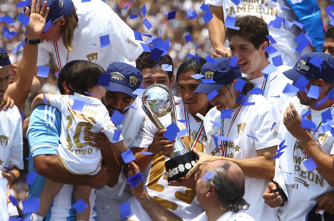 Así fue la última vez que Pumas se coronó en la Liga MX. Darío Verón, Javier Cortés y Francisco Palencia fueron los más destacados aquella laureada temporada.