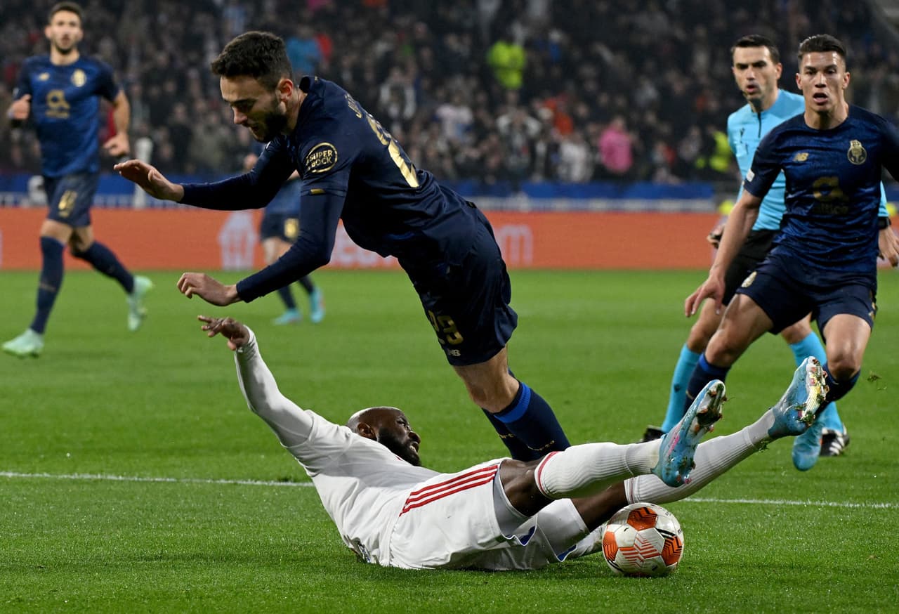 Lyon superó en el global (2-1) al Porto tras empatar 1-1 en la vuelta de los Octavos de Final.