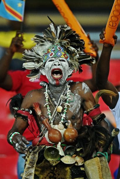 Semana del 19 - 26 de Enero 2015 - Un fanático baila antes de la Copa Africana de Naciones 2015 en partido del Grupo B de fútbol entre la República Democrática del Congo y Túnez en Bata el 26 de enero.