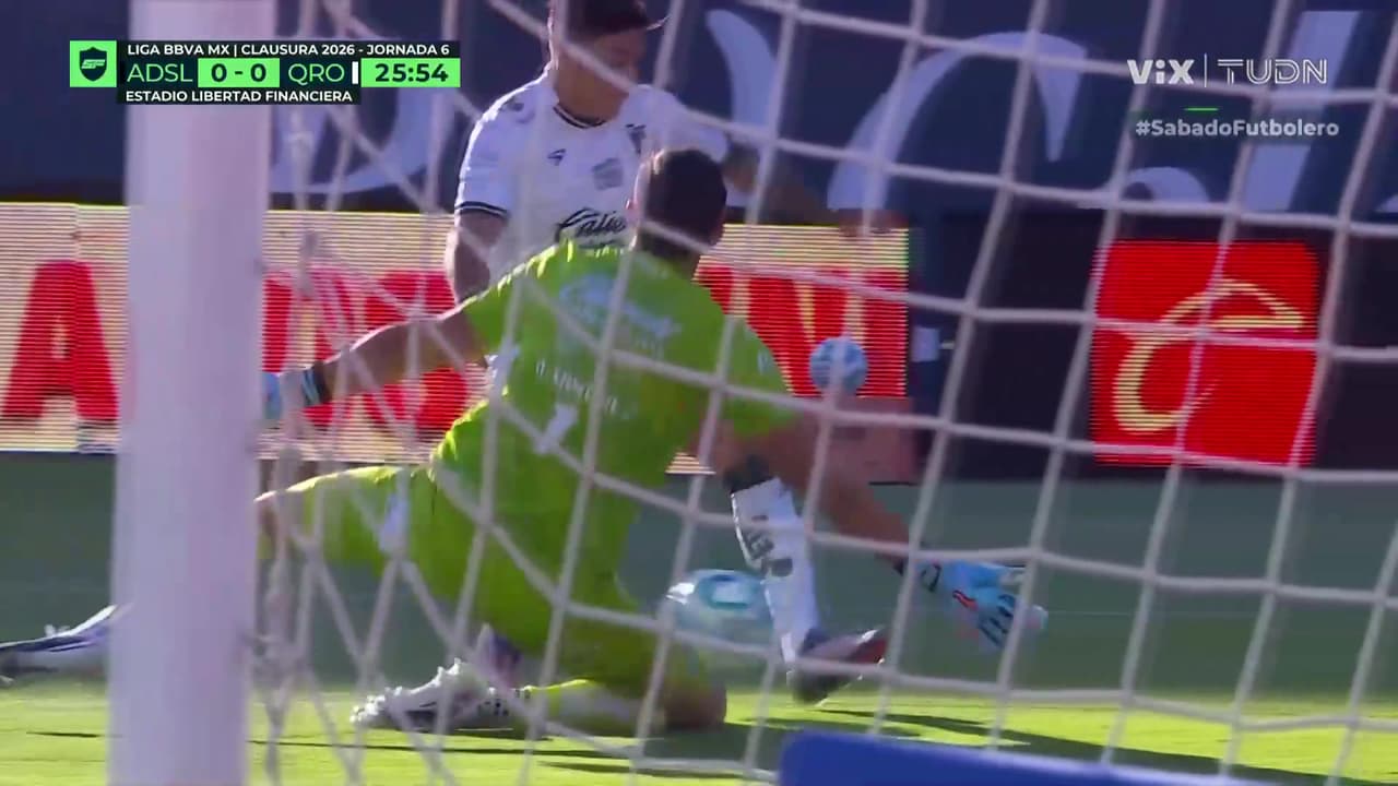 ¡Sánchez ataja en balón y evita el gol de Querétaro!