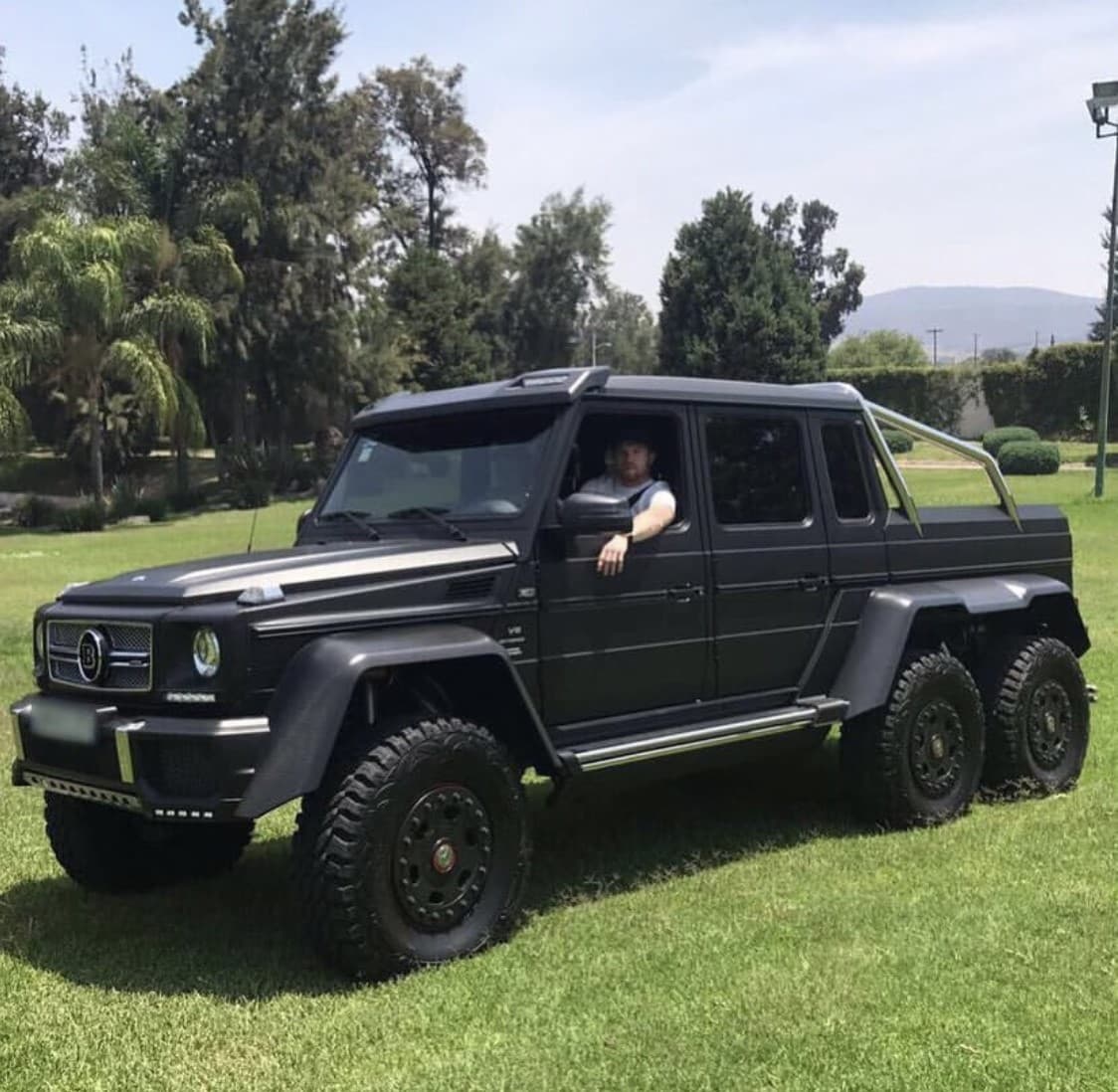 La Mercedes-Benz G63 AMG 6x6 es un monstruo de camioneta, valorada en 456,9000 euros.