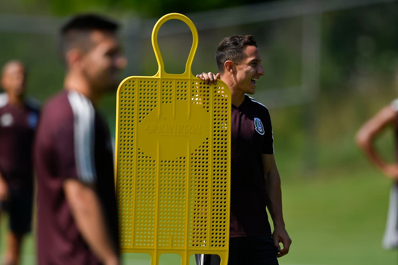 En uno de los campos de la Universidad de Carolina del Norte la selección mexicana de fútbol entrenó por última vez con miras a lo que será el duelo ante Martinica en el cierre del Grupo A. Héctor Moreno y Rodolfo Pizarro se reitegraron al grupo que dirige el 'Tata' Martino. Fernando Navarro, Jonathan Orozco, Luis Montes y Pizarro serían titulares en el Bank of America Stadium de Charlotte.
