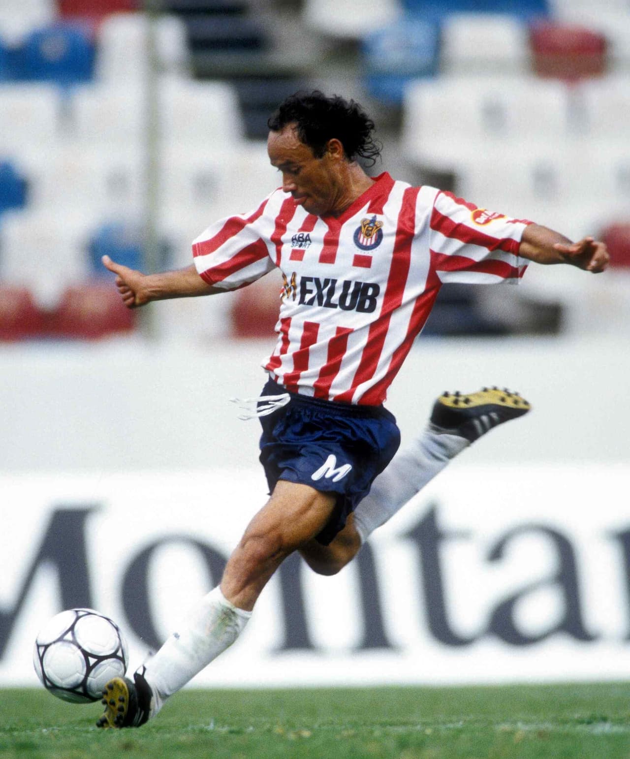 Chivas ha realizado dos goles de medio campo contra Tigres justo en el ‘Volcán’. Uno de ellos fue de Benjamin Galindo en 1990-91 y el otro fue por parte de Missael Espinoza en 1995-96.