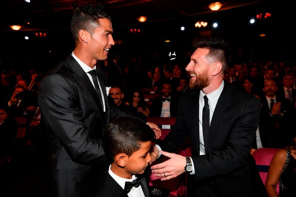 TOPSHOT - Nominees for the Best FIFA football player, Barcelona and Argentina forward Lionel Messi (R) and Real Madrid and Portugal forward Cristiano Ronaldo (L) chat before taking their seats for The Best FIFA Football Awards ceremony, on October 23, 2017 in London. / AFP PHOTO / Ben STANSALL (Photo credit should read BEN STANSALL/AFP/Getty Images)