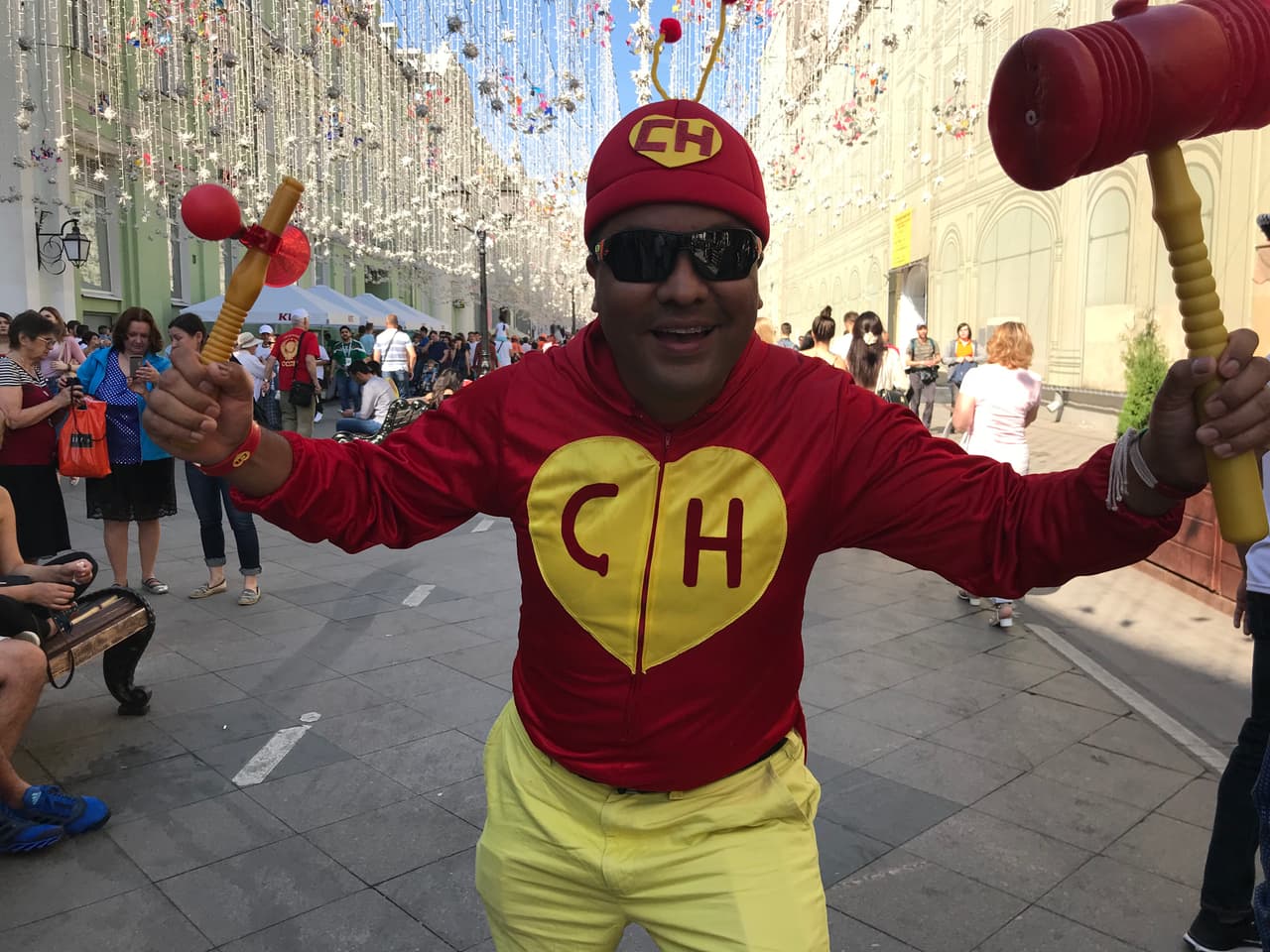 Hasta el Chapulín Colorado llegó a suelo ruso ¡Que lo sigan los buenos!