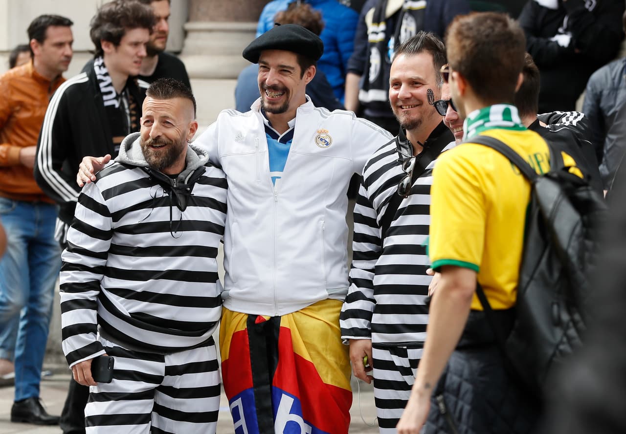 Franjeados de negro y blanco, vestidos del blanco más blanco, así van los aficionados al Millennium Stadium a ver la gran final.