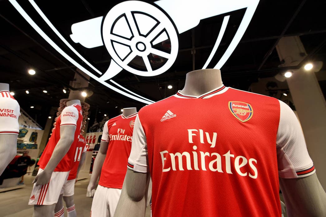 Pasaron 25 años para que el Arsenal F.C. volviera a vestir con la marca de las tres rayas hasta la temporada que iniciará en los próximos meses. Como era de esperarse, Adidas le entregó un diseño nostálgico, con detalles retro pero moderno para iniciar una nueva relación de convenio.