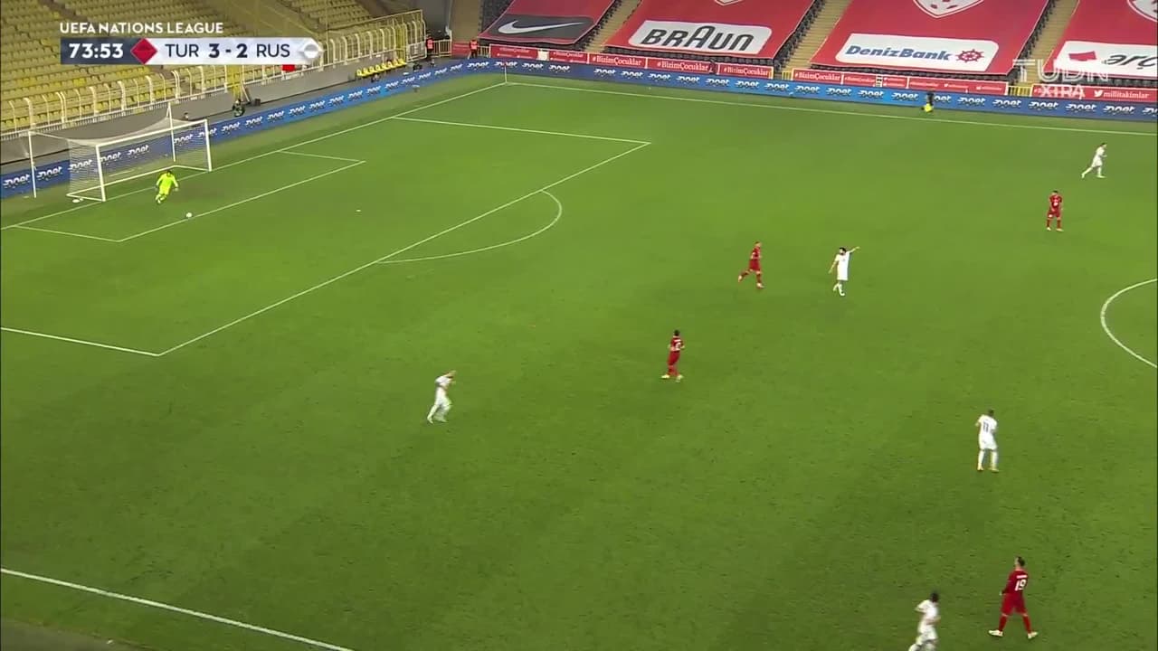 ¡TIRO ATAJADO! disparo por Vyacheslav Karavayev.