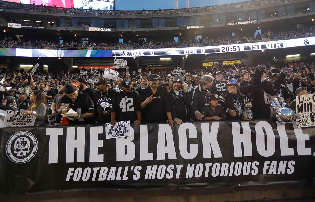 'The Black Hole' el inframundo de los fans.