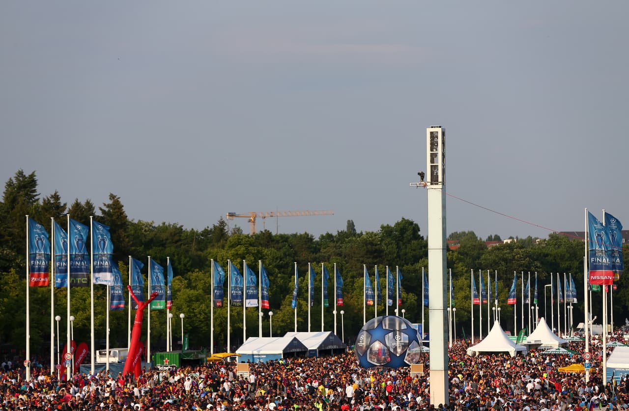 Los aficionados culés y bianconeros ya esperan ansiosos el inicio del encuentro entre italianos y españoles para definir al próximo Campeón de la Champions.