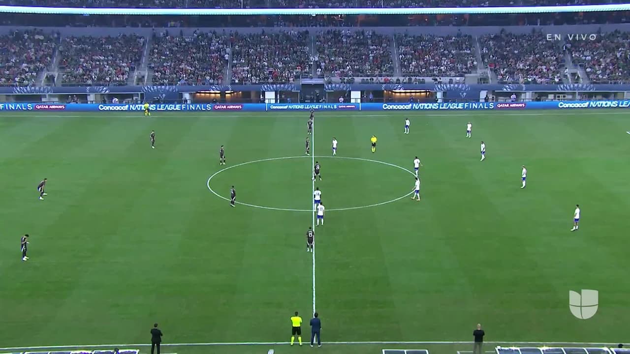 Arranca el partido y la pelota está en juego.